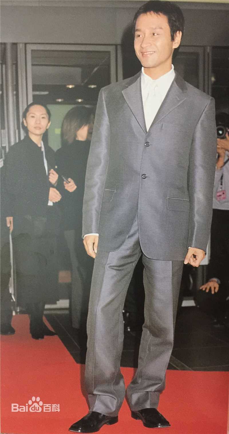 张国荣（原名张发宗）(Leslie Cheung（英）、レスリーチャン（日）)2000年 东京电影节壁纸壁纸