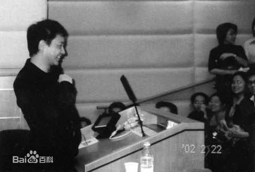 张国荣（原名张发宗）(Leslie Cheung（英）、レスリーチャン（日）)99港大张教授素颜照相册