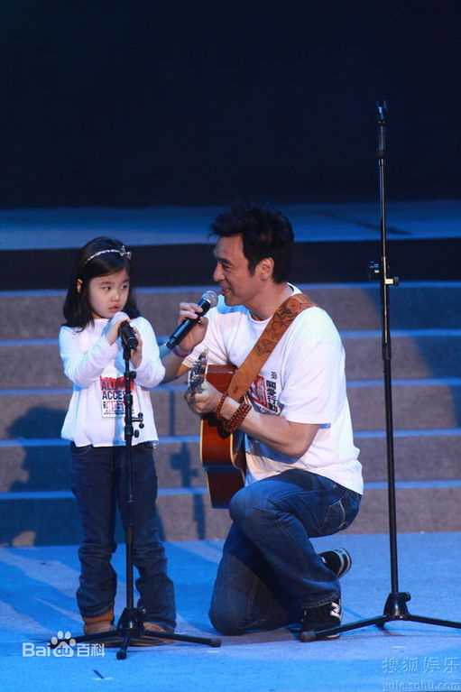 钟镇涛(Kenny Bee)2010年演艺界情系玉树关爱行动性感图片壁纸