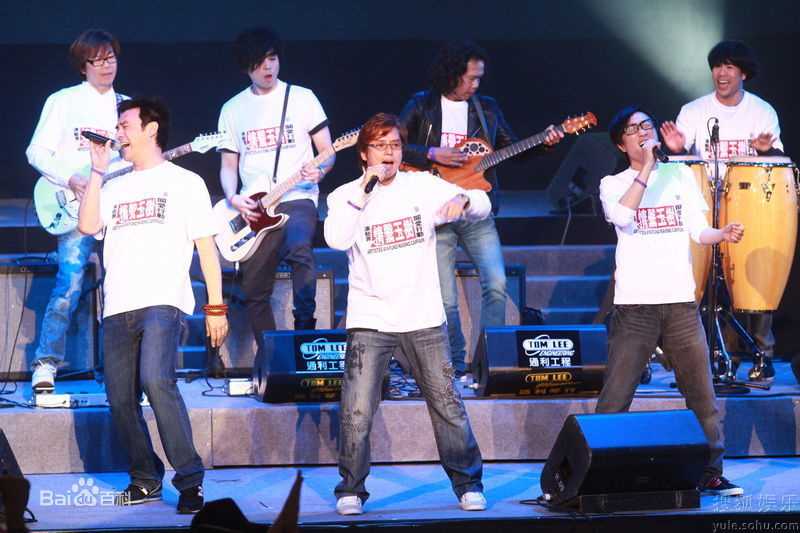 钟镇涛(Kenny Bee)2010年演艺界情系玉树关爱行动性感图片壁纸