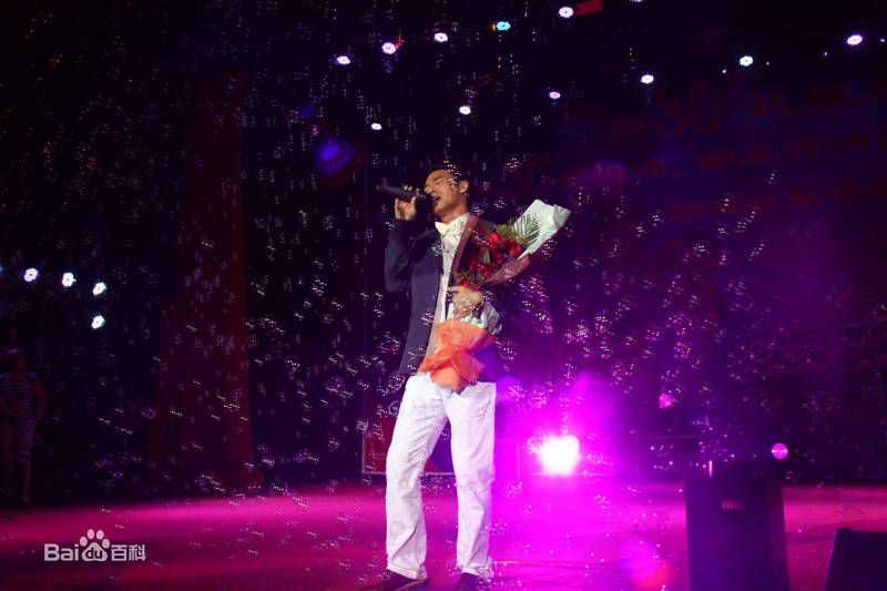 钟镇涛(Kenny Bee)2011年邢台冶金剧院演出壁纸壁纸