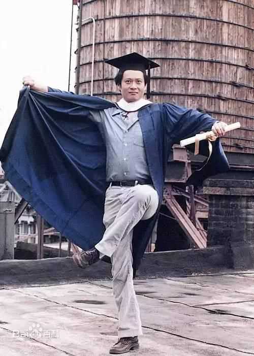 李安(Ang Lee)早年的素颜照壁纸