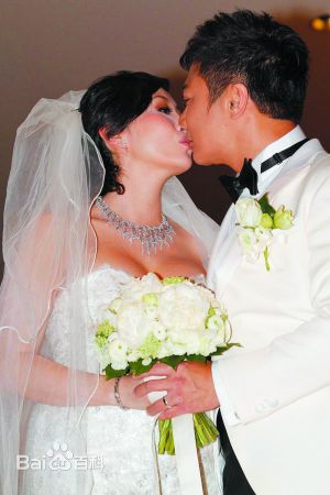 钱嘉乐(Chin Ka Lok)婚礼与伴娘伴郎合影前后照片