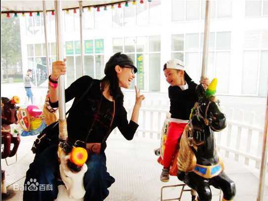 白百何(Bai Baihe)与儿子元宝素颜照相册