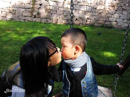 白百何(Bai Baihe)与儿子元宝素颜照相册