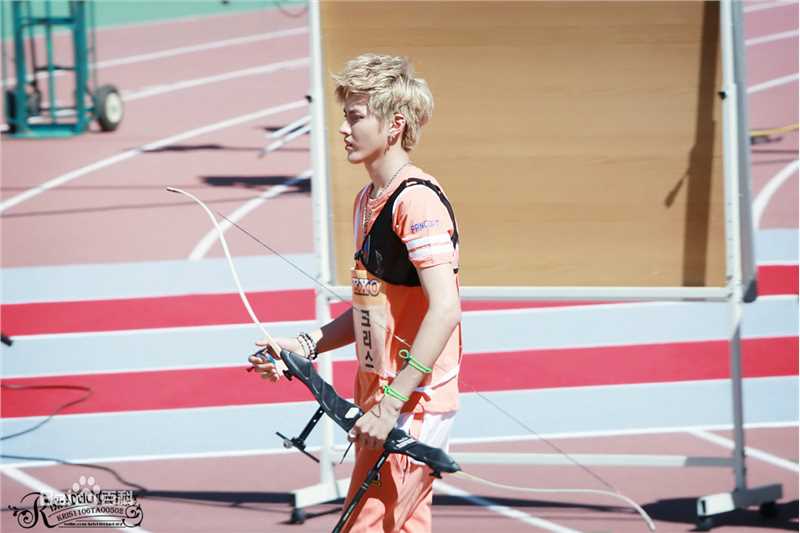 吴亦凡(KRIS)射箭俊美宛如太阳神性感图片壁纸