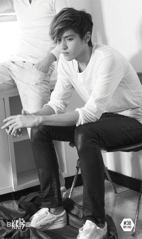 吴亦凡(KRIS)早年青涩暖男霸气队长帅气门面图册