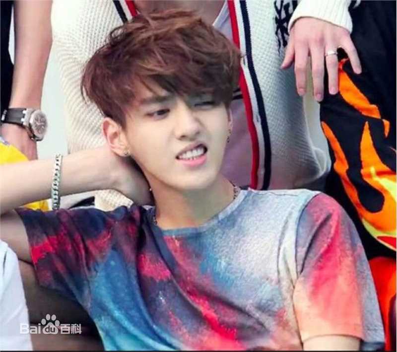 吴亦凡(KRIS)早年青涩暖男霸气队长帅气门面图册