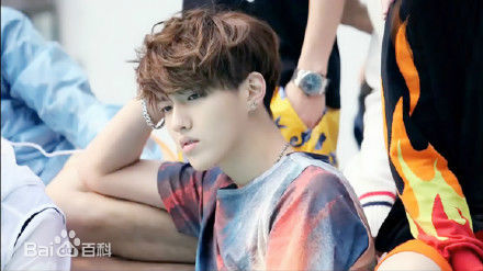 吴亦凡(KRIS)早年青涩暖男霸气队长帅气门面图册