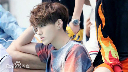 吴亦凡(KRIS)早年青涩暖男霸气队长帅气门面图册