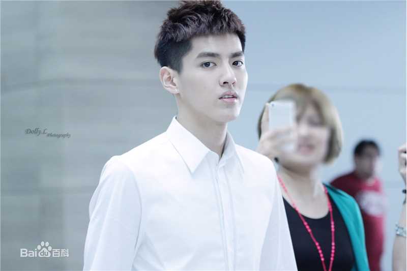吴亦凡(KRIS)白衬衫壁纸壁纸