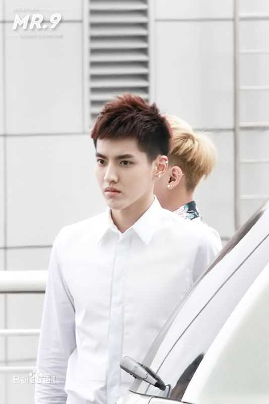 吴亦凡(KRIS)白衬衫壁纸壁纸