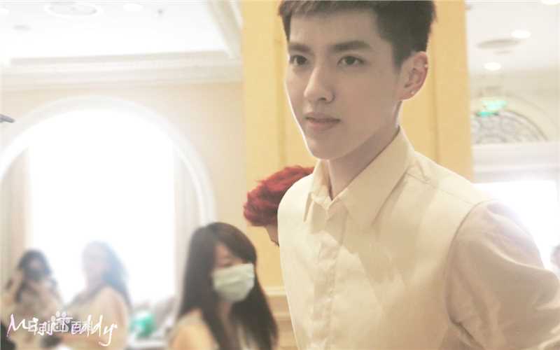吴亦凡(KRIS)白衬衫壁纸壁纸