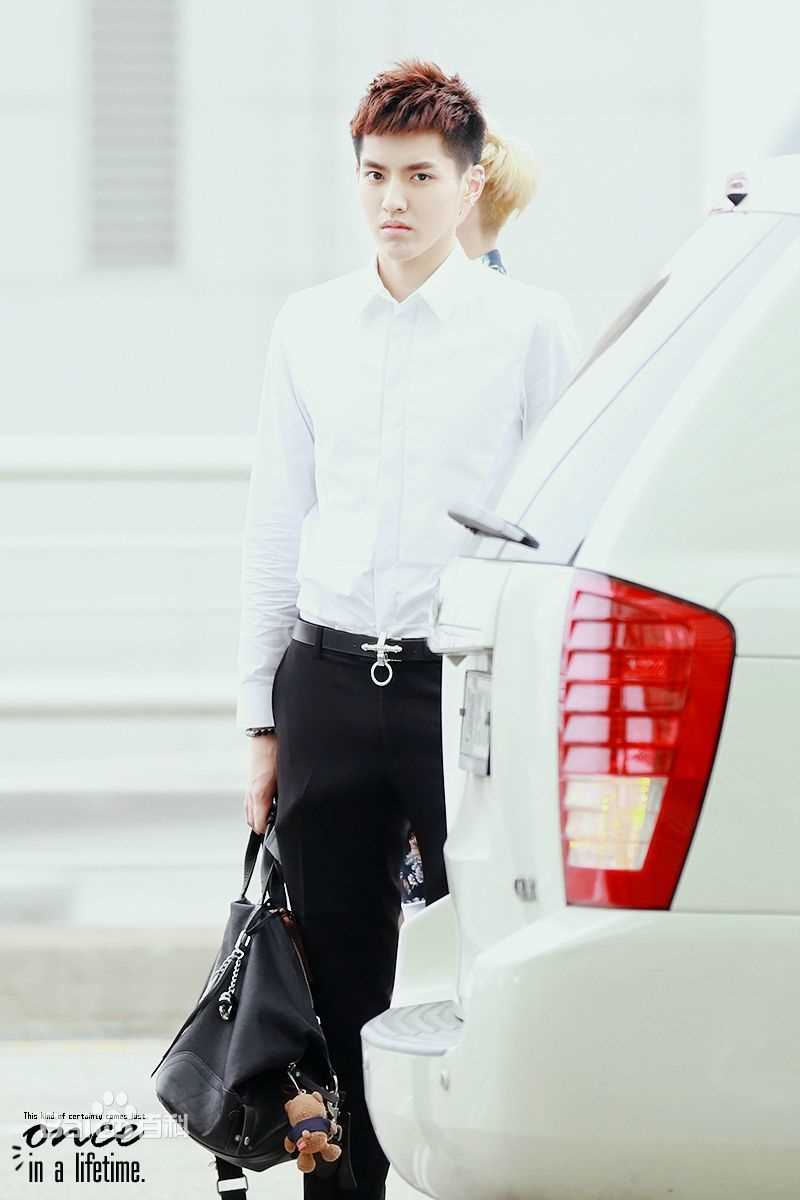 吴亦凡(KRIS)白衬衫壁纸壁纸