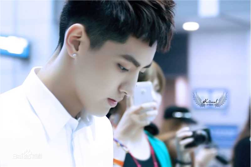 吴亦凡(KRIS)白衬衫壁纸壁纸