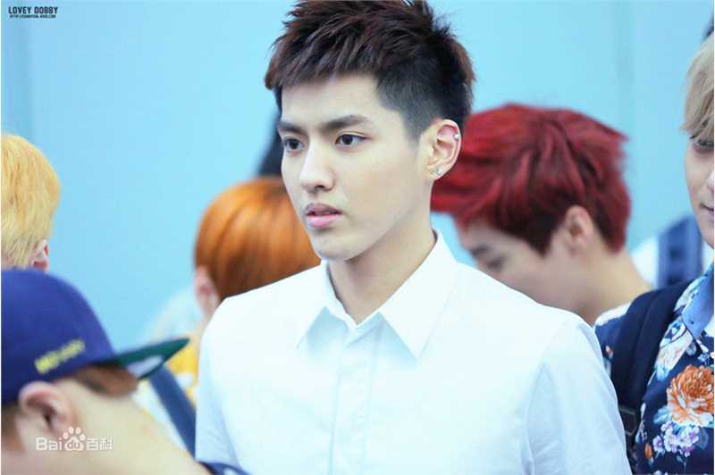 吴亦凡(KRIS)白衬衫壁纸壁纸