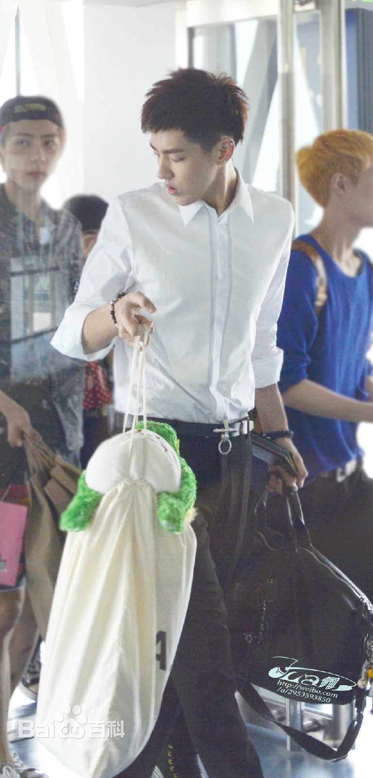 吴亦凡(KRIS)白衬衫壁纸壁纸