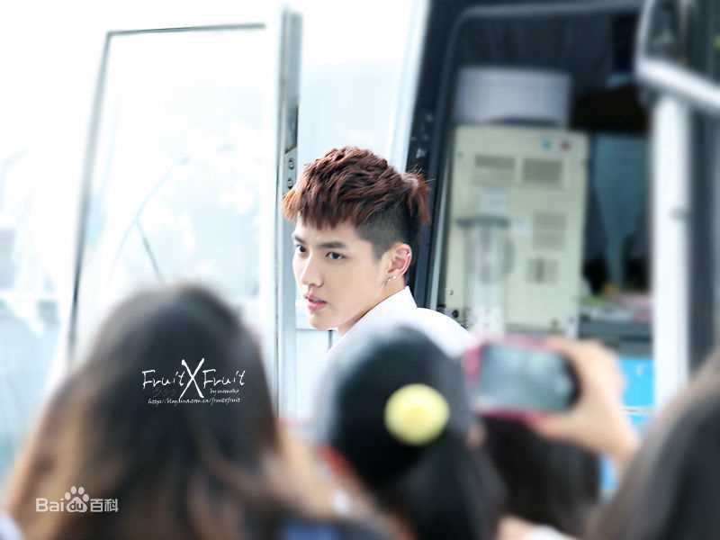 吴亦凡(KRIS)白衬衫壁纸壁纸