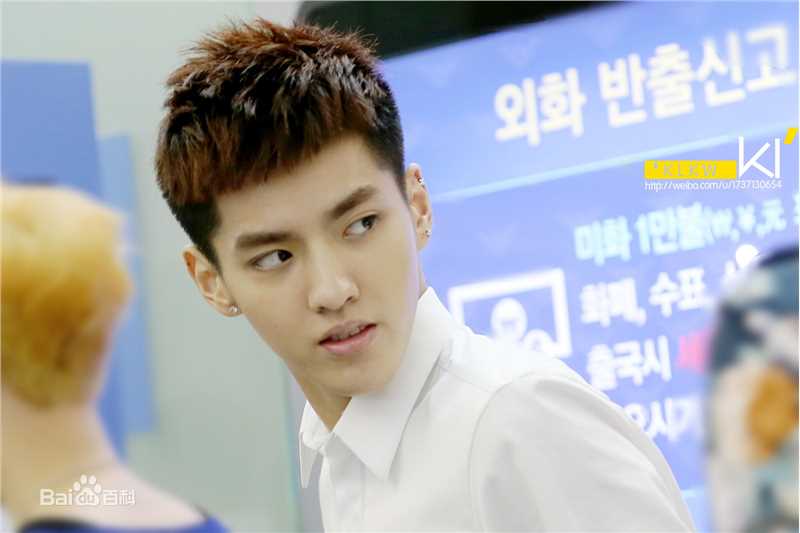 吴亦凡(KRIS)白衬衫壁纸壁纸