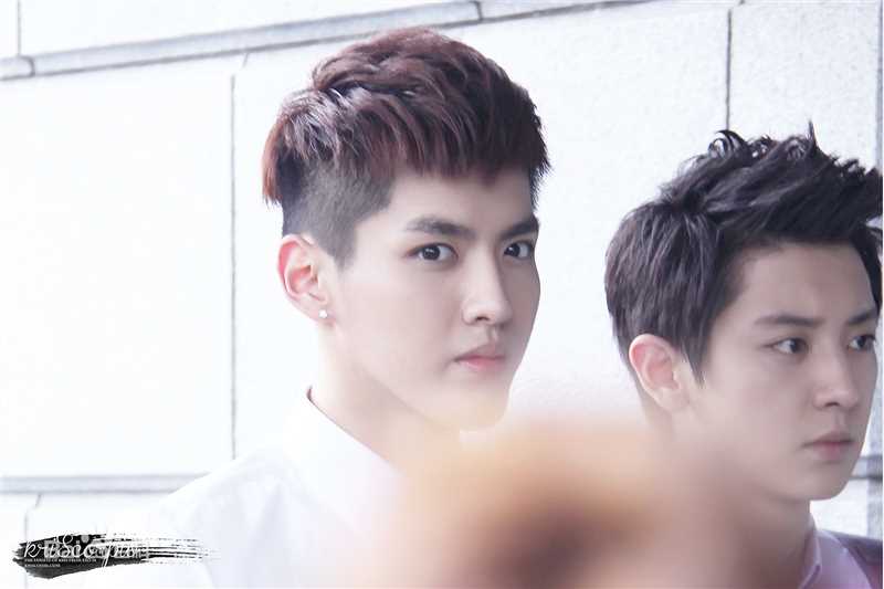 吴亦凡(KRIS)白衬衫壁纸壁纸