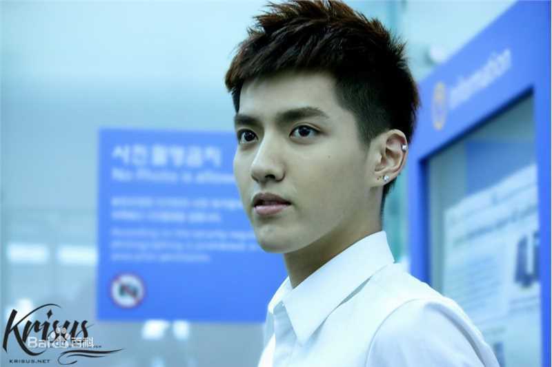 吴亦凡(KRIS)白衬衫壁纸壁纸