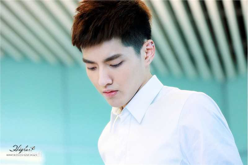 吴亦凡(KRIS)白衬衫壁纸壁纸