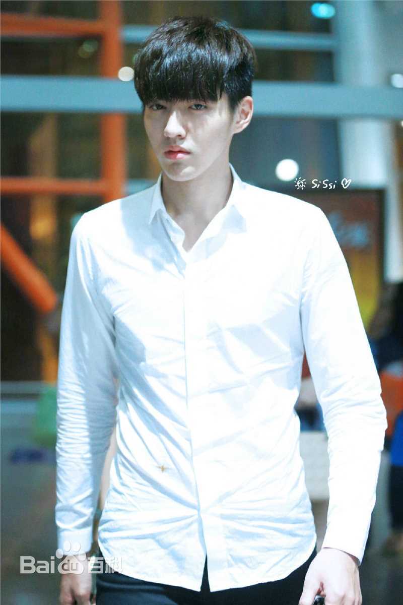 吴亦凡(KRIS)白衬衫壁纸壁纸