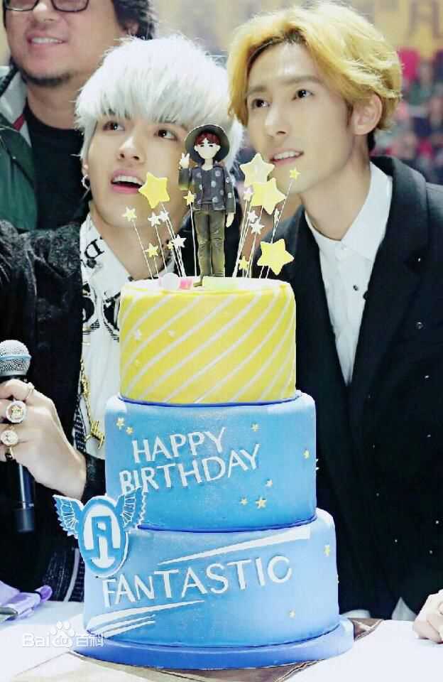 吴亦凡(KRIS)生活照前后照片