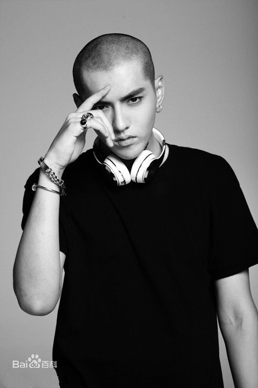 吴亦凡(KRIS)霸气摇滚造型闪耀时代广场图片图册