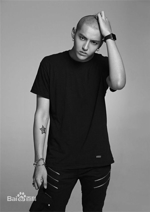 吴亦凡(KRIS)霸气摇滚造型闪耀时代广场图片图册