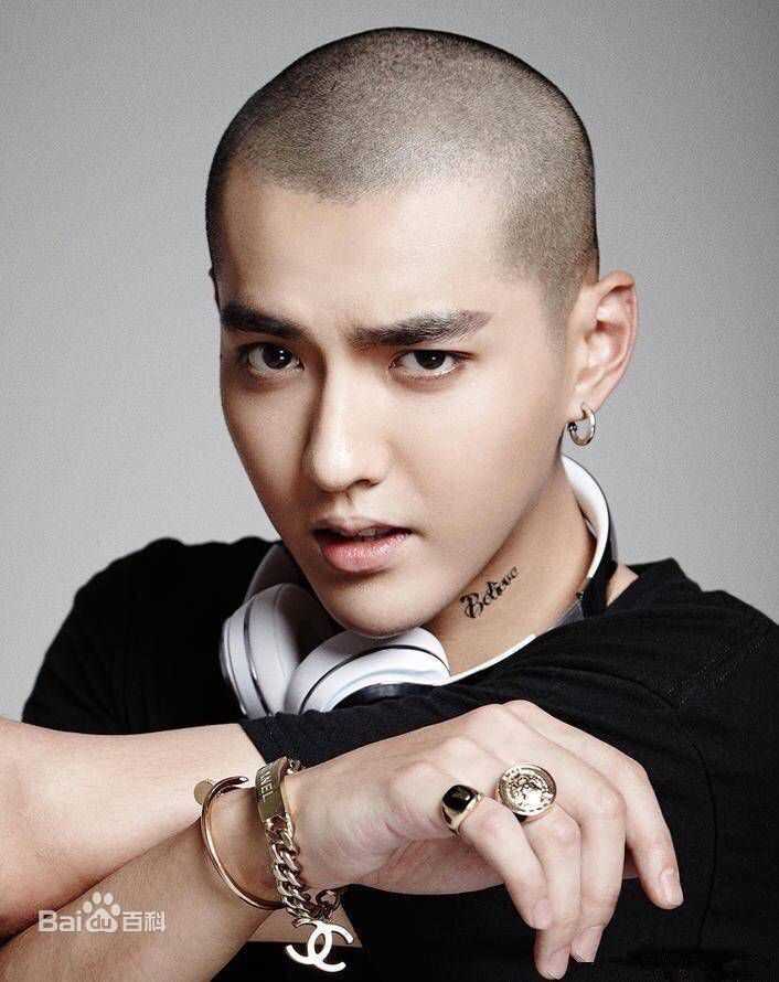 吴亦凡(KRIS)霸气摇滚造型闪耀时代广场图片图册