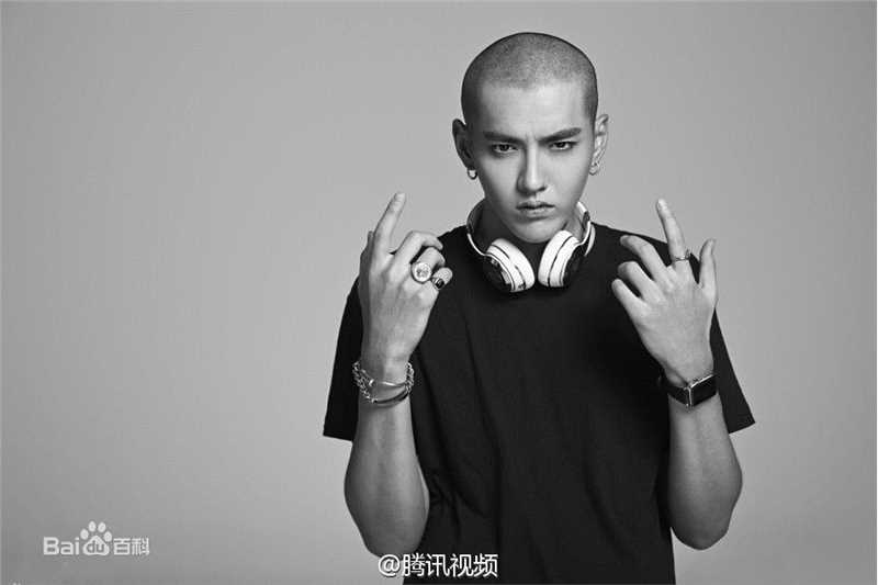 吴亦凡(KRIS)霸气摇滚造型闪耀时代广场图片图册