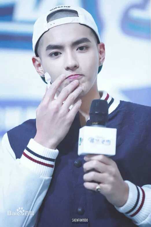 吴亦凡(KRIS)出席活动壁纸壁纸