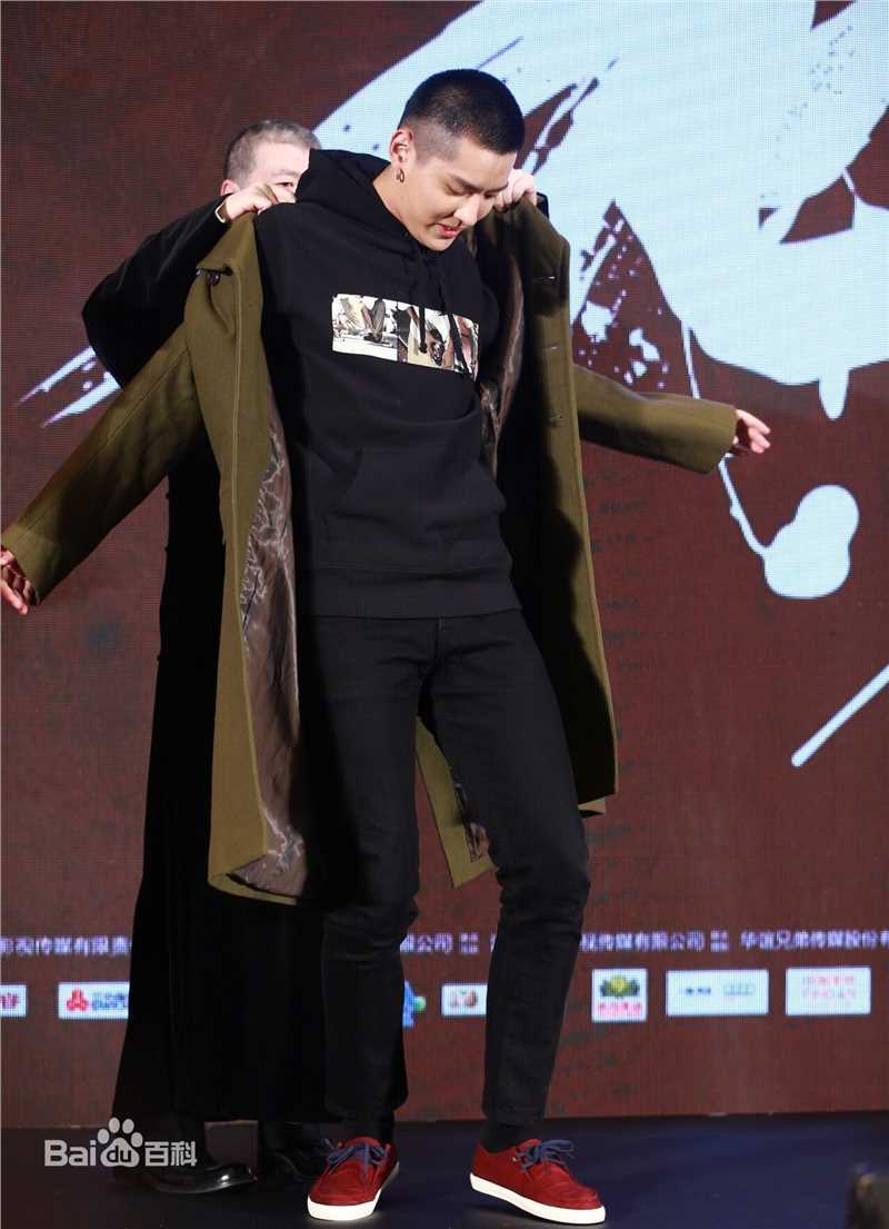 吴亦凡(KRIS)出席活动壁纸壁纸