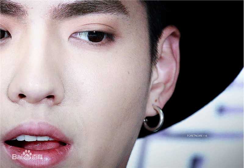 吴亦凡(KRIS)出席活动壁纸壁纸