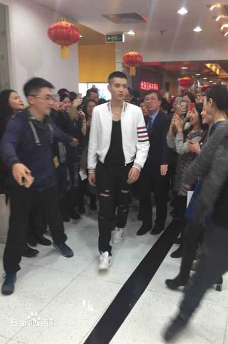 吴亦凡(KRIS)出席活动壁纸壁纸