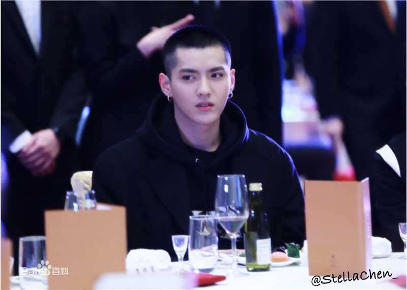 吴亦凡(KRIS)出席活动壁纸壁纸