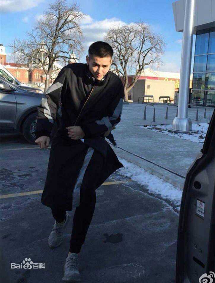 吴亦凡(KRIS)出席活动壁纸壁纸