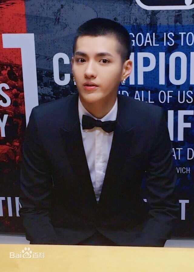 吴亦凡(KRIS)出席活动壁纸壁纸