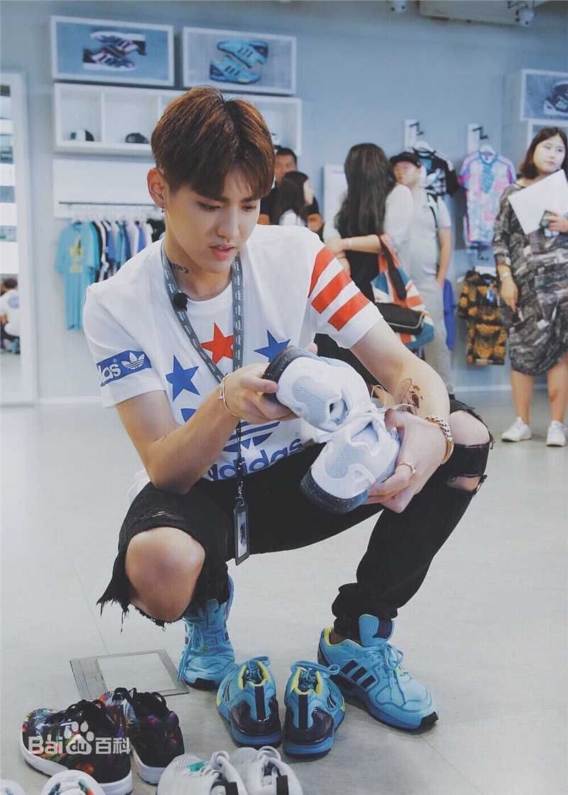 吴亦凡(KRIS)出席活动壁纸壁纸