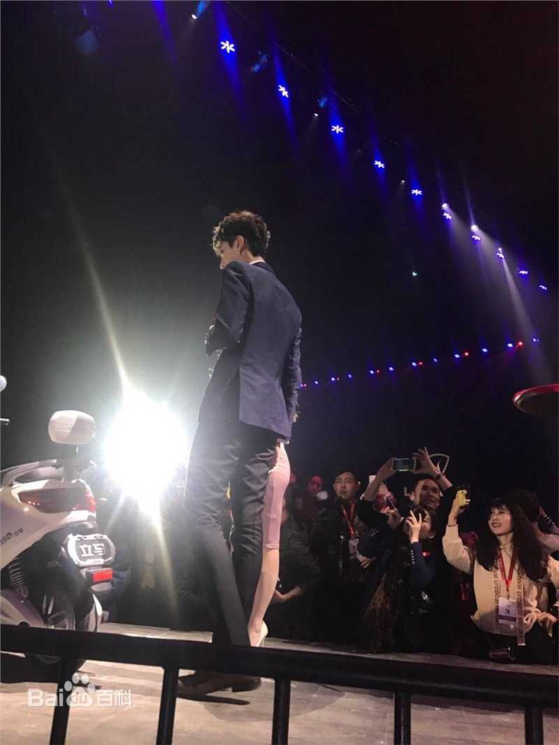 吴亦凡(KRIS)出席活动壁纸壁纸