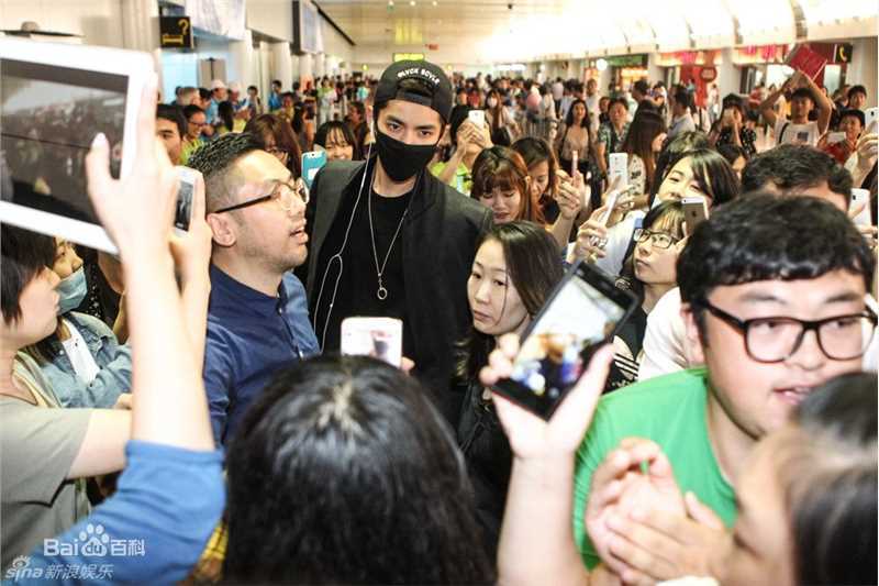 吴亦凡(KRIS)机场Fashion生活照相册