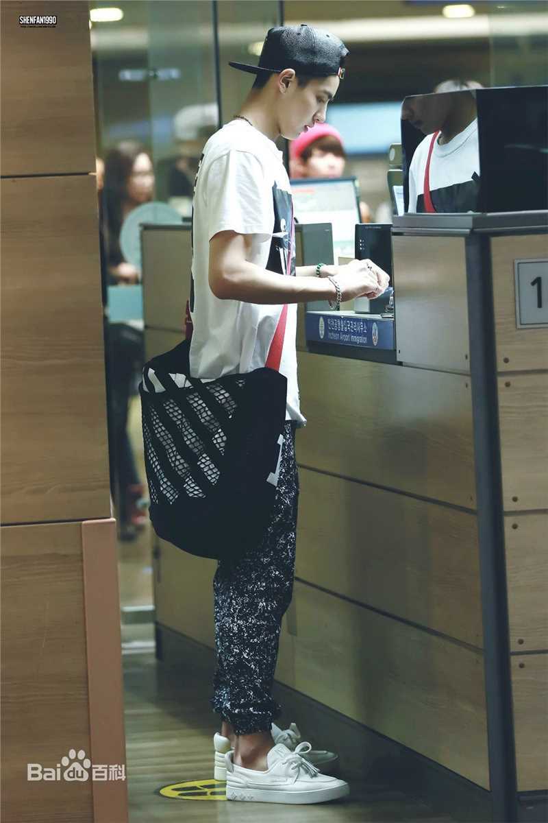 吴亦凡(KRIS)机场Fashion生活照相册