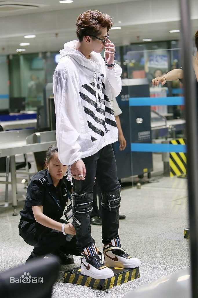 吴亦凡(KRIS)机场Fashion生活照相册