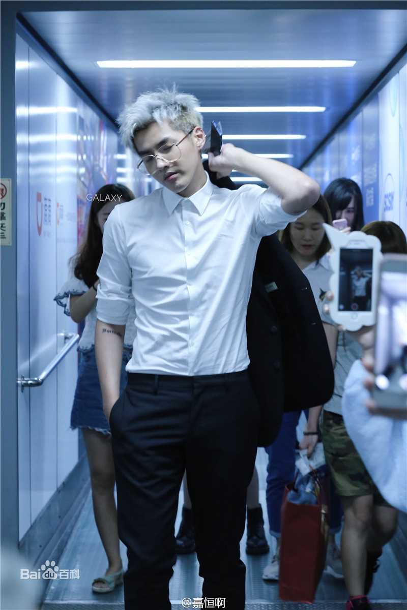 吴亦凡(KRIS)机场Fashion生活照相册