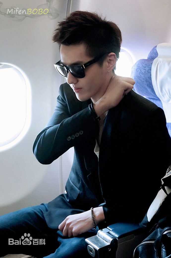 吴亦凡(KRIS)机场Fashion生活照相册