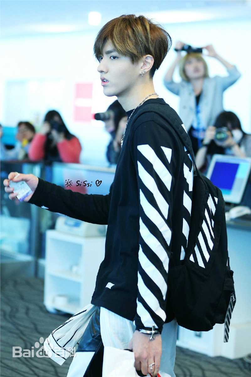 吴亦凡(KRIS)机场Fashion生活照相册