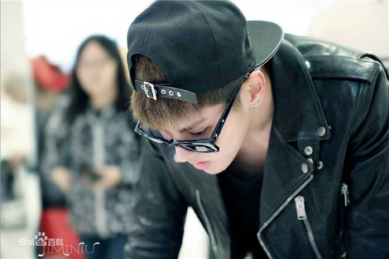 吴亦凡(KRIS)机场Fashion生活照相册