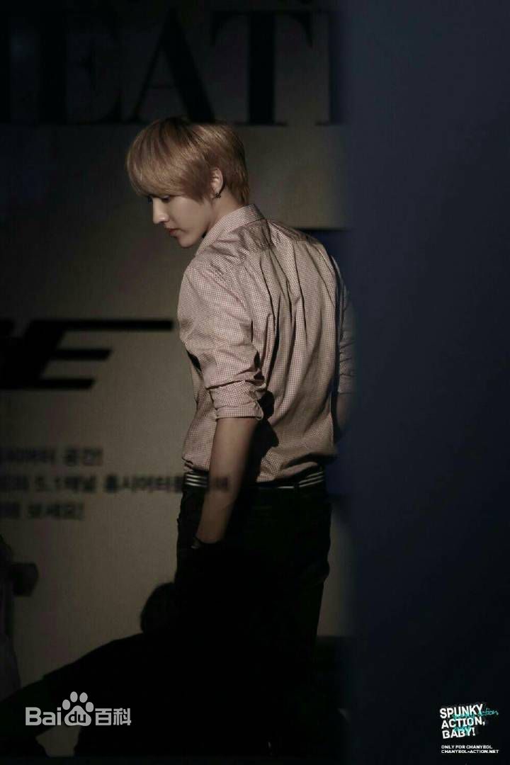 吴亦凡(KRIS)机场Fashion生活照相册