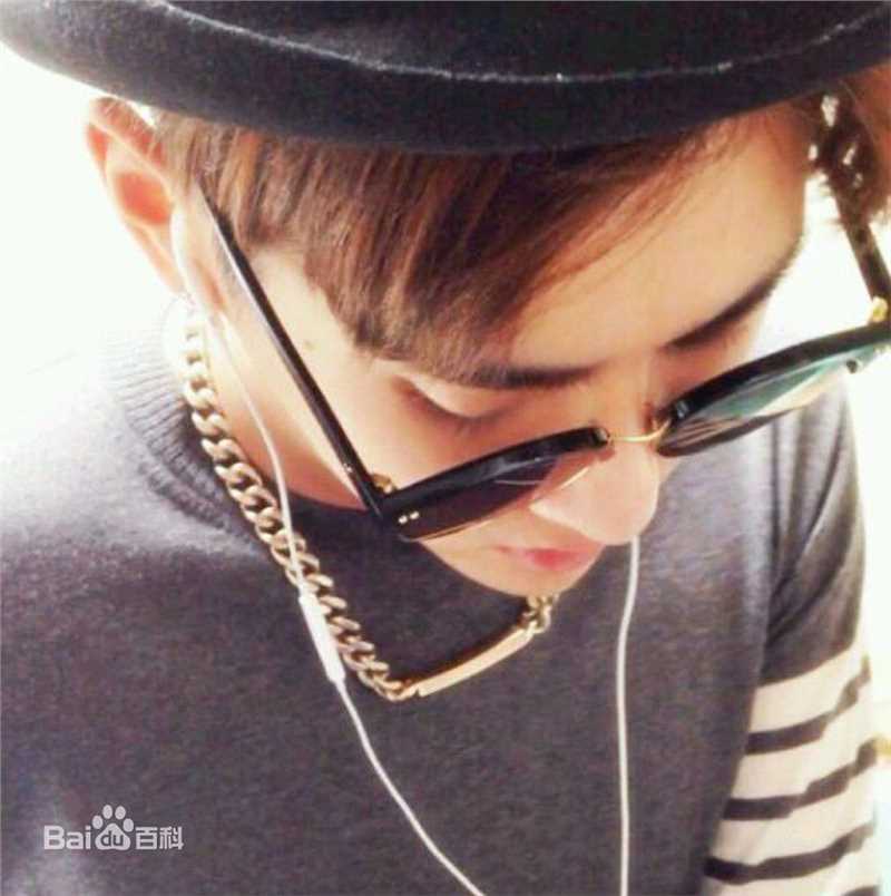 吴亦凡(KRIS)机场Fashion生活照相册